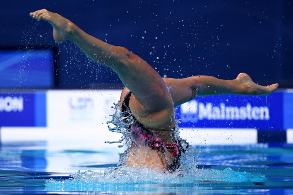 오스트리아의 바실리키 알렉산드리가 12일(현지시간) 부다페스트 두나 아레나에서 열린 LEN 유럽 수중스포츠 선수권대회에서 수중발레 솔로 프리 결승전에 출전해 멋진 연기를 선보이고 있다.2021-05-12 AFP 연합뉴스