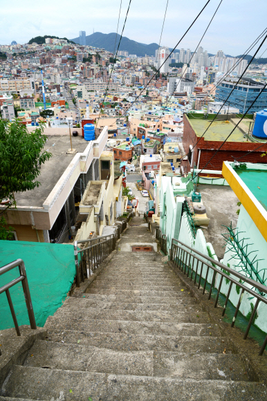 산복도로 계단 맨 위에서 맞는 풍경은 마천루 호텔방에서 보는 풍경과 사뭇 다르다. 초량이 지켜온 반세기의 이야기들이 골목 곳곳에 깃들어 있다.