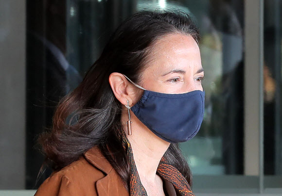 호텔 나서는 헤인스 미국 국가정보국장