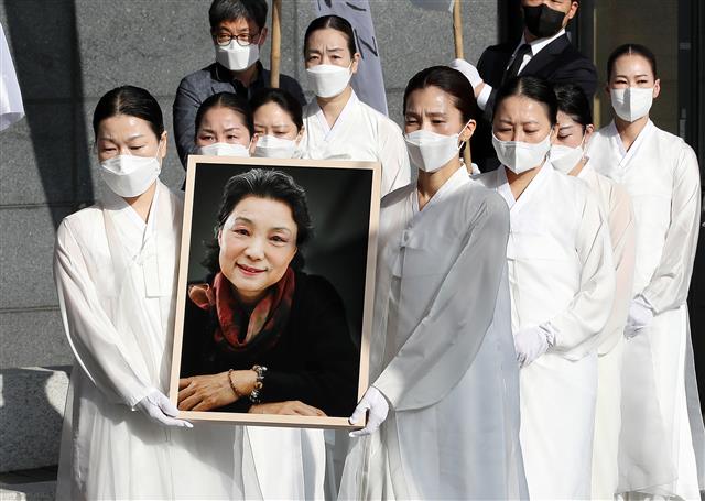 故 이애주 명예교수 ‘영정 속 환한 미소’