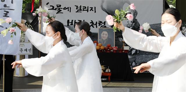 이애주 명예교수를 추모하는 제자들의 몸짓