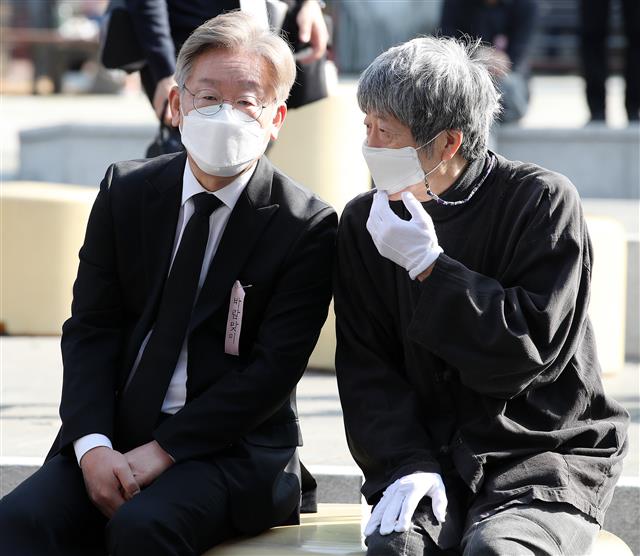 유족과 대화 나누는 이재명 지사