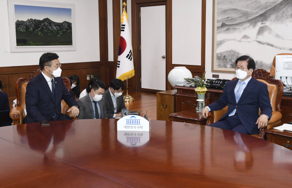 윤호중 더불어민주당 원내대표가 13일 오전 서울 여의도 국회 의장실을 방문해 박병석 의장에게 김부겸 국무총리 후보자 인사청문회 인준안 처리를 위한 본회의 개의를 요청하고 있다. 2021. 5. 13 김명국 선임기자 daunso@seoul.co.kr