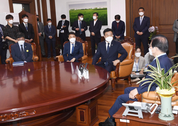 윤호중 더불어민주당 원내대표가 13일 오전 서울 여의도 국회 의장실을 방문해 박병석 의장에게 김부겸 국무총리 후보자 인사청문회 인준안 처리를 위한 본회의 개의를 요청하고 있다. 2021. 5. 13 김명국 선임기자 daunso@seoul.co.kr