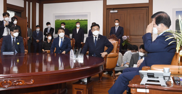 윤호중 더불어민주당 원내대표가 13일 오전 서울 여의도 국회 의장실을 방문해 박병석 의장에게 김부겸 국무총리 후보자 인사청문회 인준안 처리를 위한 본회의 개의를 요청하고 있다. 2021. 5. 13 김명국 선임기자 daunso@seoul.co.kr