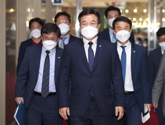 김부겸 국무총리 임명동의안 처리를 위한 본회의 개의 요청을 위해 국회의장실을 방문한 윤호중 더불어민주당 원내대표가 13일 국회의장실로 들어서고 있다. 2021. 5. 13 김명국 선임기자 daunso@seoul.co.kr