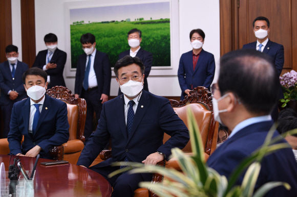 윤호중 더불어민주당 원내대표가 13일 오전 서울 여의도 국회 의장실을 방문해 박병석 의장에게 김부겸 국무총리 후보자 인사청문회 인준안 처리를 위한 본회의 개의를 요청하고 있다.2021. 5. 13 김명국 선임기자 daunso@seoul.co.kr