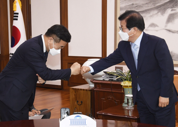 윤호중 더불어민주당 원내대표가 13일 오전 서울 여의도 국회 의장실을 방문해 박병석 의장에게 김부겸 국무총리 후보자 인사청문회 인준안 처리를 위한 본회의 개의를 요청하고 있다. 2021. 5. 13 김명국 선임기자 daunso@seoul.co.kr