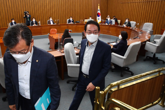 13일 오전 국회에서 열린 김부겸 국무총리 인사청문특별위원회에서 여야간의 의견이 좁혀지지 않자 국민의힘 소속 김도읍 간사와 야당 의원들이 회의장을 나서고 있다.2021. 5. 13 김명국 선임기자 daunso@seoul.co.kr