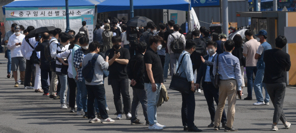 13일 서울역 선별진료소에서 코로나19 검사를 받기 위해 시민들이 줄을 서 있다. 2021.5.13 박지환기자 popocar@seoul.co.kr