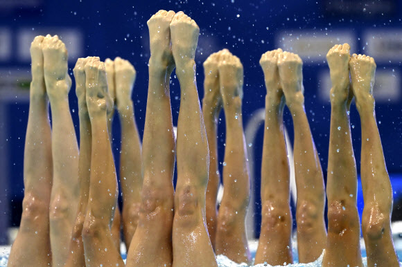 스페인 팀이 12일(현지시간) 헝가리 부다페스트의 두나 아레나에서 열린 LEN 유럽 수중스포츠선수권대회에서 수중발레 팀 테크니컬 결승전에서 멋진 연기를 선보이고 있다.2021-05-13  EPA 연합뉴스