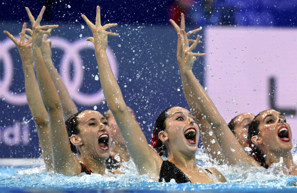 스페인 팀이 12일(현지시간) 헝가리 부다페스트의 두나 아레나에서 열린 LEN 유럽 수중스포츠선수권대회에서 수중발레 팀 테크니컬 결승전에서 멋진 연기를 선보이고 있다.2021-05-13  EPA 연합뉴스