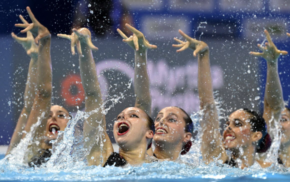 스페인 팀이 12일(현지시간) 헝가리 부다페스트의 두나 아레나에서 열린 LEN 유럽 수중스포츠선수권대회에서 수중발레 팀 테크니컬 결승전에서 멋진 연기를 선보이고 있다.2021-05-13  EPA 연합뉴스