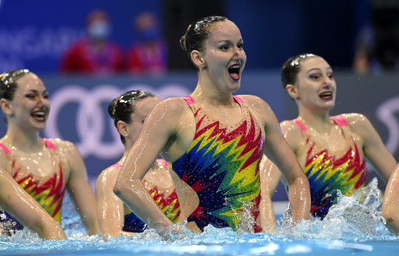 스위스 팀이 12일(현지시간) 헝가리 부다페스트의 두나 아레나에서 열린 LEN 유럽 수중스포츠선수권대회에서 수중발레 팀 테크니컬 결승전에서 멋진 연기를 선보이고 있다.2021-05-13  EPA 연합뉴스