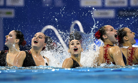 스페인 팀이 12일(현지시간) 헝가리 부다페스트의 두나 아레나에서 열린 LEN 유럽 수중스포츠선수권대회에서 수중발레 팀 테크니컬 결승전에서 멋진 연기를 선보이고 있다.2021-05-13  EPA 연합뉴스