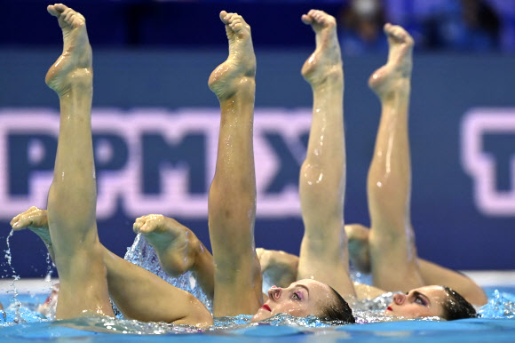 러시아 팀이 12일(현지시간) 헝가리 부다페스트의 두나 아레나에서 열린 LEN 유럽 수중스포츠선수권대회에서 수중발레 팀 테크니컬 결승전에서 멋진 연기를 선보이고 있다.2021-05-13  EPA 연합뉴스
