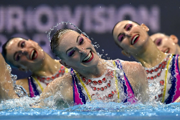 러시아 팀이 12일(현지시간) 헝가리 부다페스트의 두나 아레나에서 열린 LEN 유럽 수중스포츠선수권대회에서 수중발레 팀 테크니컬 결승전에서 멋진 연기를 선보이고 있다.2021-05-13  EPA 연합뉴스