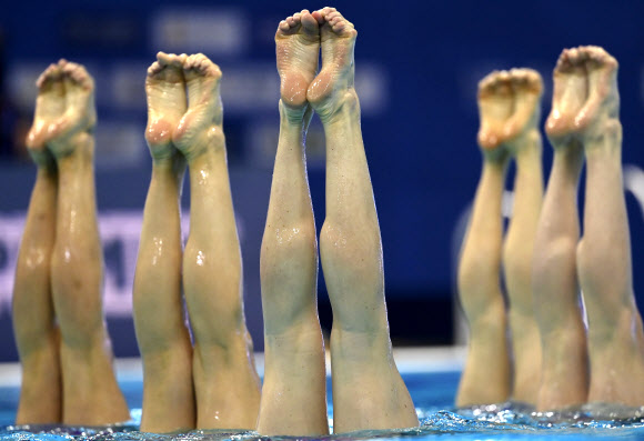 러시아 팀이 12일(현지시간) 헝가리 부다페스트의 두나 아레나에서 열린 LEN 유럽 수중스포츠선수권대회에서 수중발레 팀 테크니컬 결승전에서 멋진 연기를 선보이고 있다.2021-05-13  EPA 연합뉴스