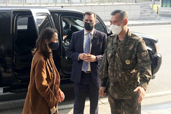 국방정보본부 방문한 헤인스 미 국가정보국장  방한 중인 애브릴 헤인스 미국 국가정보국(DNI) 국장이 13일 오후 서울 용산구 국방정보본부를 방문, 이영철 본부장과 인사를 하고 있다. 2021.5.13 연합뉴스