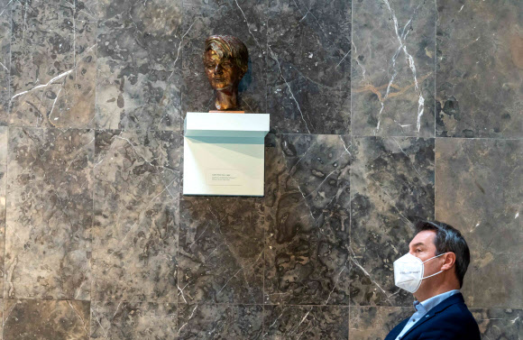 7일(현지시간) 마르쿠스 쇠더 독일 바이에른 주지사가 뮌헨의 루드비히 막시밀리안 대학 계단에 있는 조피 숄 동상 앞에 서 있다. 뮌헨 AFP 연합뉴스