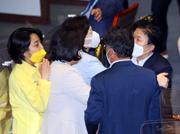 13일 국회 본회의에서 김부겸 국무총리 후보자 임명동의안 표결을 앞두고 더불어민주당 문정복 의원(오른쪽)이 정의당 배진교 원내대표의 의사진행발언에 대해 항의하자 정의당 류호정 의원(왼쪽)이 문 의원에게 맞대응하고 있다. 2021.5.13  연합뉴스