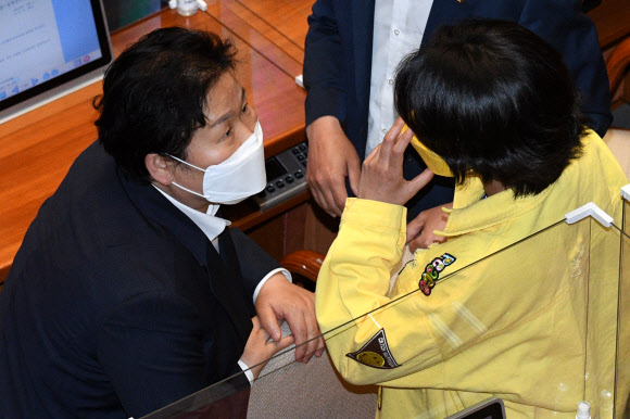 13일 국회 본회의에서 김부겸 국무총리 후보자 임명동의안 표결을 앞두고 더불어민주당 문정복 의원(왼쪽)이 정의당 배진교 원내대표의 의사진행발언에 대해 항의하자 정의당 류호정 의원(오른쪽)이 문 의원에게 맞대응하고 있다. 2021.5.13  연합뉴스