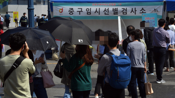 13일 서울역 선별진료소에서 코로나19 검사를 받기 위해 시민들이 줄을 서 있다. 2021.5.13  박지환 기자 popocar@seoul.co.kr