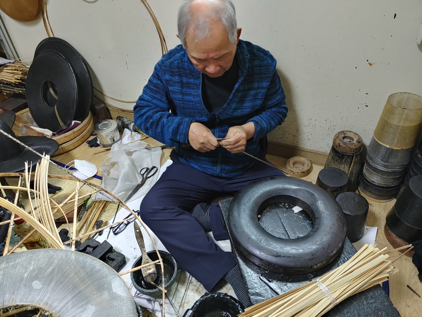 박창영옹이 광명 자택의 비좁은 작업실에서 갓일을 시연하고 있다.