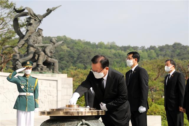 참배하는 김부겸 신임 총리 ‘국민통합 위해 혼신 다할 것’