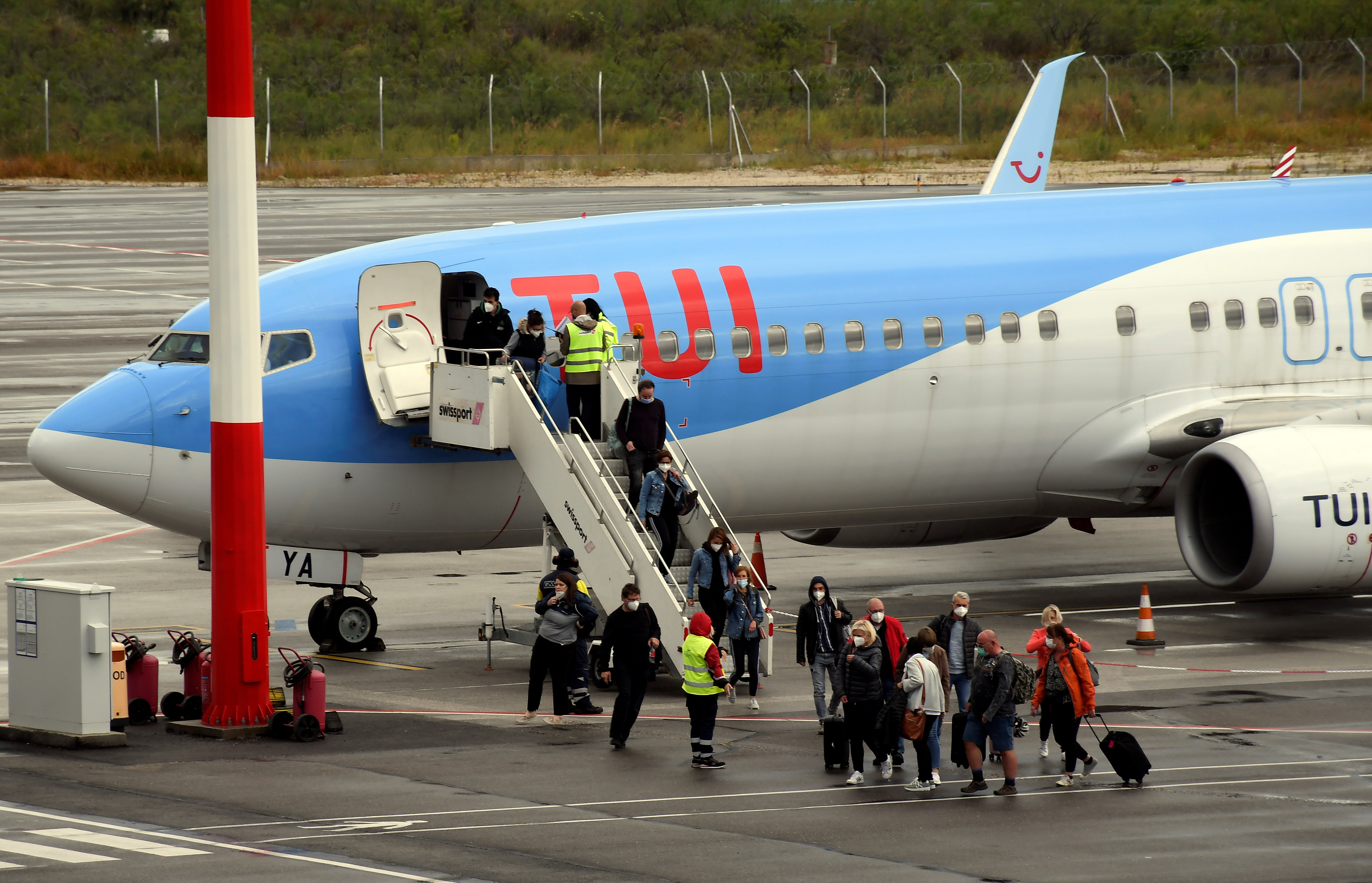 독일 뒤셀도르프를 출발해 15일 그리스 코르푸의 요안니스 카포디스트리아스 국제공항에 도착한 관광객들이 비행기에서 내리고 있다. 코르푸 로이터 연합뉴스