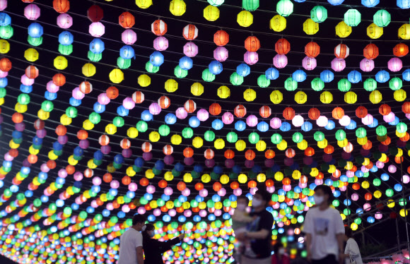 형형색색 연등 점등