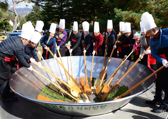 속리축전 기간에 속리산 천왕봉 높이 1058m를 상징하는 1058명분의 산채비빔밥 만들기 행사가 펼쳐지고 있다. 이 비빔밥은 당일 속리산을 찾은 등산객과 주민에게 무료로 제공된다. <br>보은군 제공