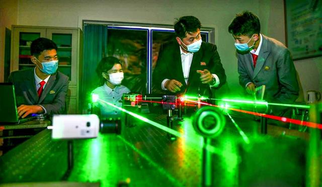 북한 노동당 기관지 노동신문은 17일 ‘사회주의 교육’의 중요성을 강조하며 교육부문에서 사회주의 교육의 본태를 고수하는 것이 중요한 과업이라고 말했다. 사진은 김일성종합대학 물리학부의 수업 모습.  평양 노동신문 뉴스1