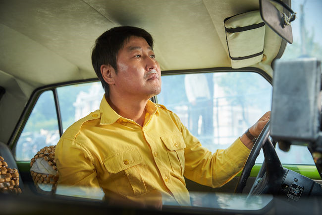 미얀마에서 한국에 공감하는 분위기가 강해지도록 하는데 한몫하는 것으로 광주 항쟁을 소재로 한 영화 ‘택시운전사’를 들었다. 영화 ‘택시운전사’ 스틸 캡처
