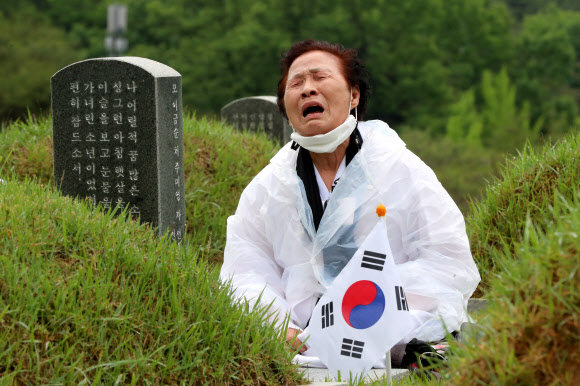 제41주년 5·18민주화운동 기념일을 하루 앞둔 17일 오전 광주 북구 5·18 민주묘지에서 추모제가 열려 유족이 눈물을 흘리며 가족 열사 묘역을 참배하고 있다. 2021.5.17  연합뉴스