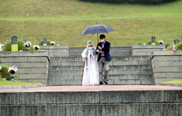 제41주년 5·18민주화운동 기념일을 하루 앞둔 17일 오전 광주 북구 5·18 민주묘지에서 추모제가 열려 유족이 열사 묘역을 참배하고 내려오고 있다. 2021.5.17  연합뉴스