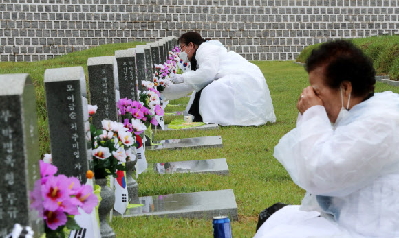 제41주년 5·18민주화운동 기념일을 하루 앞둔 17일 오전 광주 북구 5·18 민주묘지에서 추모제가 열려 유족이 눈물을 흘리며 가족 열사 묘역을 참배하고 있다. 2021.5.17  연합뉴스