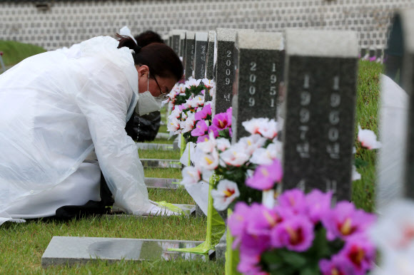 제41주년 5·18민주화운동 기념일을 하루 앞둔 17일 오전 광주 북구 5·18 민주묘지에서 추모제가 열려 유족이 눈물을 흘리며 가족 열사 묘역을 참배하고 있다. 2021.5.17  연합뉴스