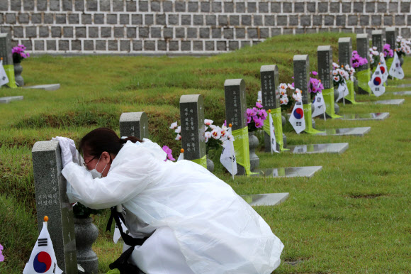 제41주년 5·18민주화운동 기념일을 하루 앞둔 17일 오전 광주 북구 5·18 민주묘지에서 추모제가 열려 유족이 눈물을 흘리며 가족 열사 묘역을 참배하고 있다. 2021.5.17  연합뉴스