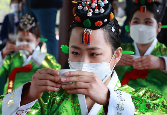 성년의 날인 17일 오전 서울 중구 남산골 한옥마을에서 열린 제49회 전통 성년례 재현행사에서 참석자들이 초례(어른의 말씀과 함께 차와 다식을 내려주는 의식)를 치르고 있다. 2021.5.17  연합뉴스