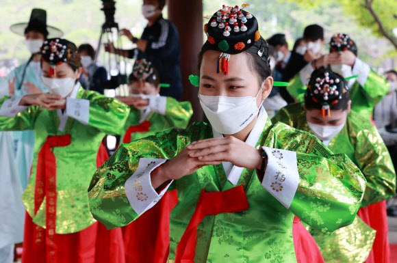 성년의 날인 17일 오전 서울 중구 남산골 한옥마을에서 열린 제49회 전통 성년례 재현행사에서 한 참석자가 초례를 마치고 큰절을 하고 있다. 2021.5.17  연합뉴스
