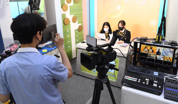 17일 서울 강남구 코엑스에서 열린 ‘제18회 대한민국 교육박람회’를 찾은 학생들이 광신방송예술고등학교 부스에서 방송제작 체험을 하고 있다. 2021.5.17 오장환 기자 5zzang@seoul.co.kr