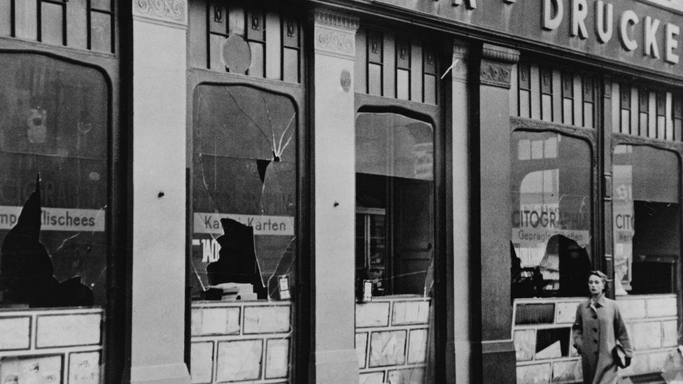1938년 11월 크리스탈나흐트 때 유대인 집과 가게, 시나고그 등이 급습을 받아 파괴됐고 100여명의 유대인이 목숨을 잃었다. 