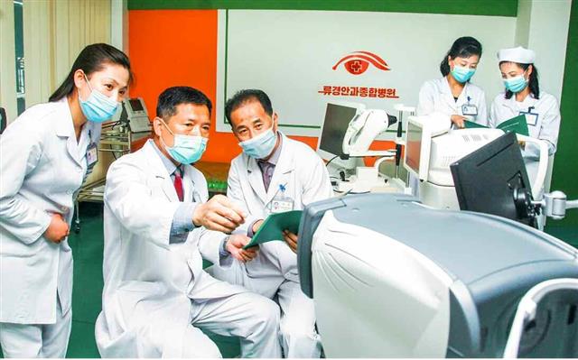 북한 노동당 기관지 노동신문은 18일 ‘당 대회 결정 관철 지상연단’에서 보건 의료 부문 일꾼들의 다짐을 실었다. 류경안과종합병원 제1부원장은 환자들이 자신의 친혈육이라는 관점으로 의료봉사조직과 지휘를 짜고들어야 한다고 밝혔다. 사진은 류경안과종합병원 내부 모습.  평양 노동신문 뉴스1