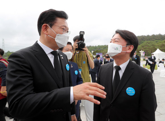 더불어민주당 송영길 대표와 국민의당 안철수 대표가 18일 오전 광주 북구 국립 5·18 민주묘지에서 열린 제41주년 5·18 민주화운동 기념식에 참석해 대화하고 있다. 2021.5.18  연합뉴스