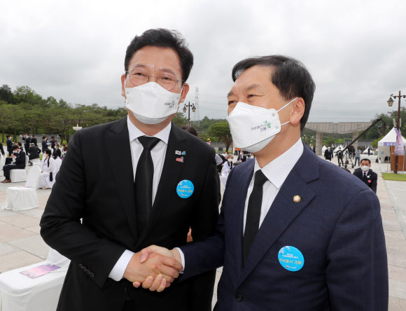더불어민주당 송영길 대표(왼쪽)와 국민의힘 김기현 당 대표 권한대행 겸 원내대표가 18일 오전 광주 북구 국립 5·18 민주묘지에서 열린 제41주년 5·18 민주화운동 기념식에서 만나 악수하고 있다 2021.5.18  연합뉴스