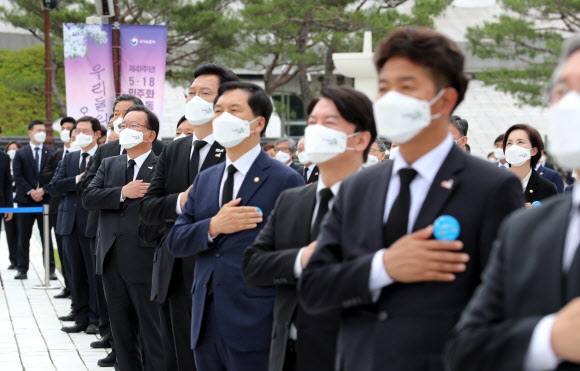 김부겸 국무총리가 18일 오전 광주 북구 국립 5·18 민주묘지에서 열린 제41주년 5·18 민주화운동 기념식에서 참석자들과 국기에 경례하고 있다. 2021.5.18  연합뉴스