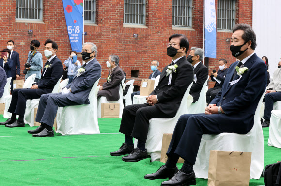 오세훈 서울시장과 더불어민주당 이낙연 전 대표 등이 18일 오전 서울 서대문형무소역사관에서 열린 ‘5·18 민중항쟁 제41주년 서울기념식’에 참석해 있다. 2021.5.18  연합뉴스