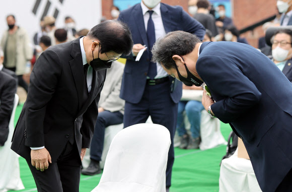 박병석 국회의장과 더불어민주당 이낙연 전 대표가 18일 오전 서울 서대문형무소역사관에서 열린 ‘5·18 민중항쟁 제41주년 서울기념식’에 참석해 인사를 하고 있다. 2021.5.18  연합뉴스
