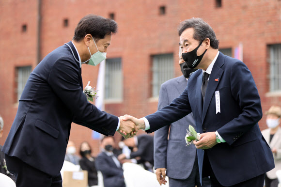 더불어민주당 이낙연 전 대표(오른쪽)와 오세훈 서울시장이 18일 오전 서울 서대문형무소 역사관에서 열린 ‘5·18 민중항쟁 제41주년 서울기념식’에 참석해 인사를 하고 있다. 2021.5.18  연합뉴스